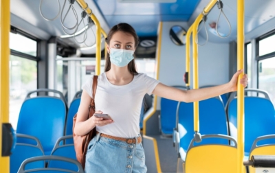 Pentingnya Pasang Iklan di Bus Transjakarta untuk Brand dengan Target Usia 20-45 Tahun